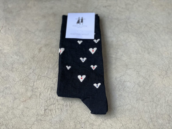 Die Socken SMALL HEART aus Merinowolle, wurden von Bengt & Lotta für Cai entworfen. Sie sind in verschiedenen Farben und Grössen erhältlich.