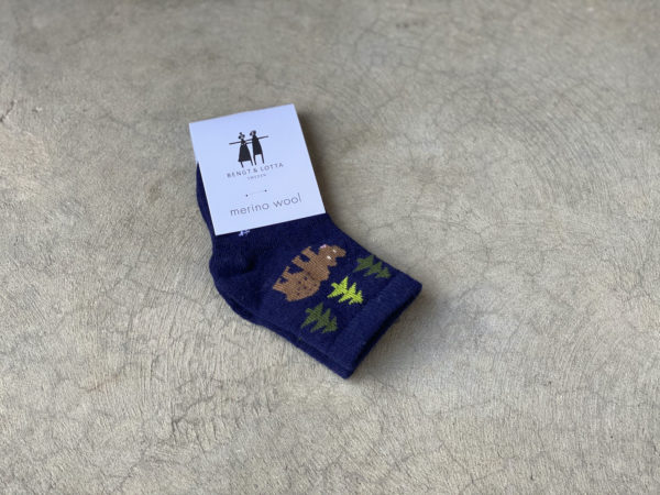 Die warmen Wollsocken von Bengt & Lotta sind aus 60% Merinowolle und in den Grössen 16/19, 20/24, 25/29 und 30/34 erhältlich.