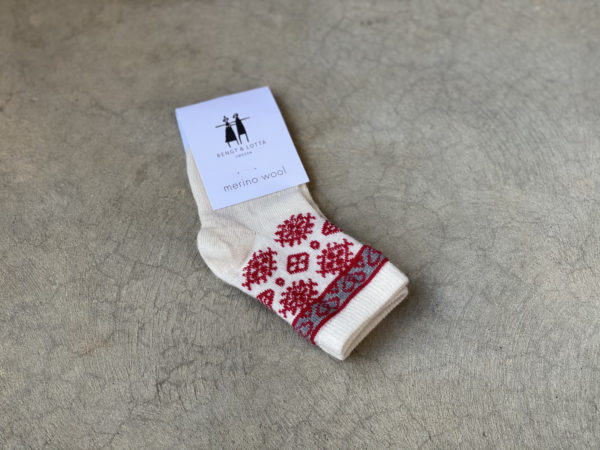 Die warmen Wollsocken aus Merinowolle von Bengt & Lotta sind in den Grössen 16/19, 20/24, 25/29 und 30/34 und in weiss erhältlich.