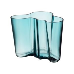 ie von Alvar Aalto designte Vase ist heute eines der berühmtesten Glasobjekte der Welt und gilt als das Symbol f
