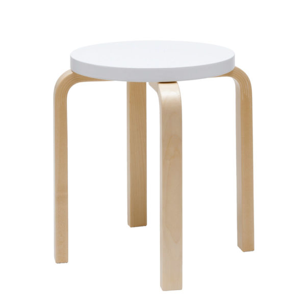 Ein toller Hocker von Artek und Alvar Aalto, der in der Grösse von 38 x 44 cm und in verschiedenen Ausführungen erhältlich ist.