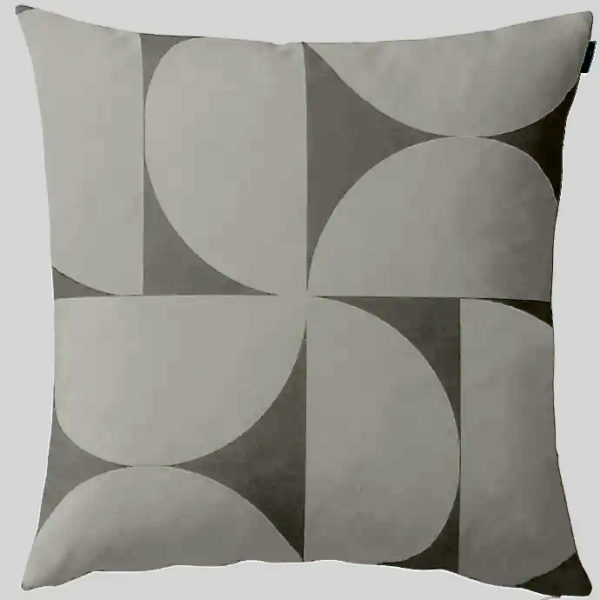 Der Kissenüberzug SVANTE von SPIRA, dem Schwedischen Traditionsunternehmen, ist in Baumwolle und in der Grösse 60 x 60 cm erhältlich.