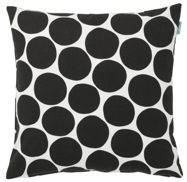 Der schwarze Kissenüberzug POMPOM von SPIRA, dem Schwedischen Traditionsunternehmen, ist in Baumwolle und in der Grösse 60 x 60 cm erhältlich.