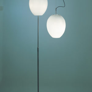 Eine zeitlose eiförmige Pendel- oder Stehlampe - mit höhenverstellbarem Ständer aus Edelstahl - mit einem Schirm aus kühlem weissen Opalglas.