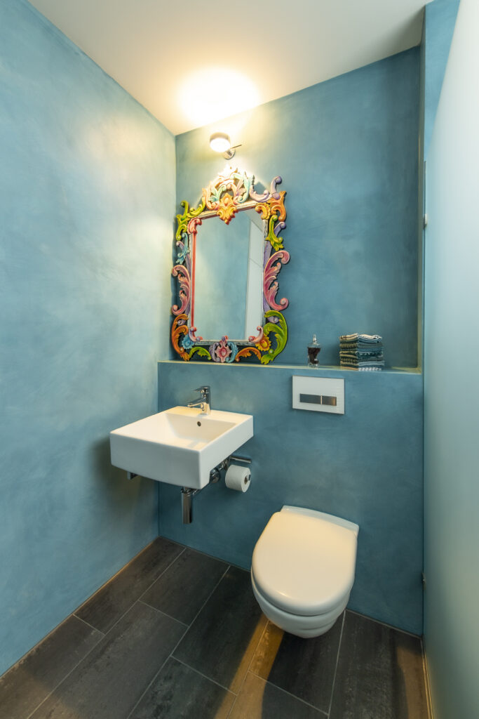 UNIKI Badezimmer mit fugenlosem Wandbelag in Uster