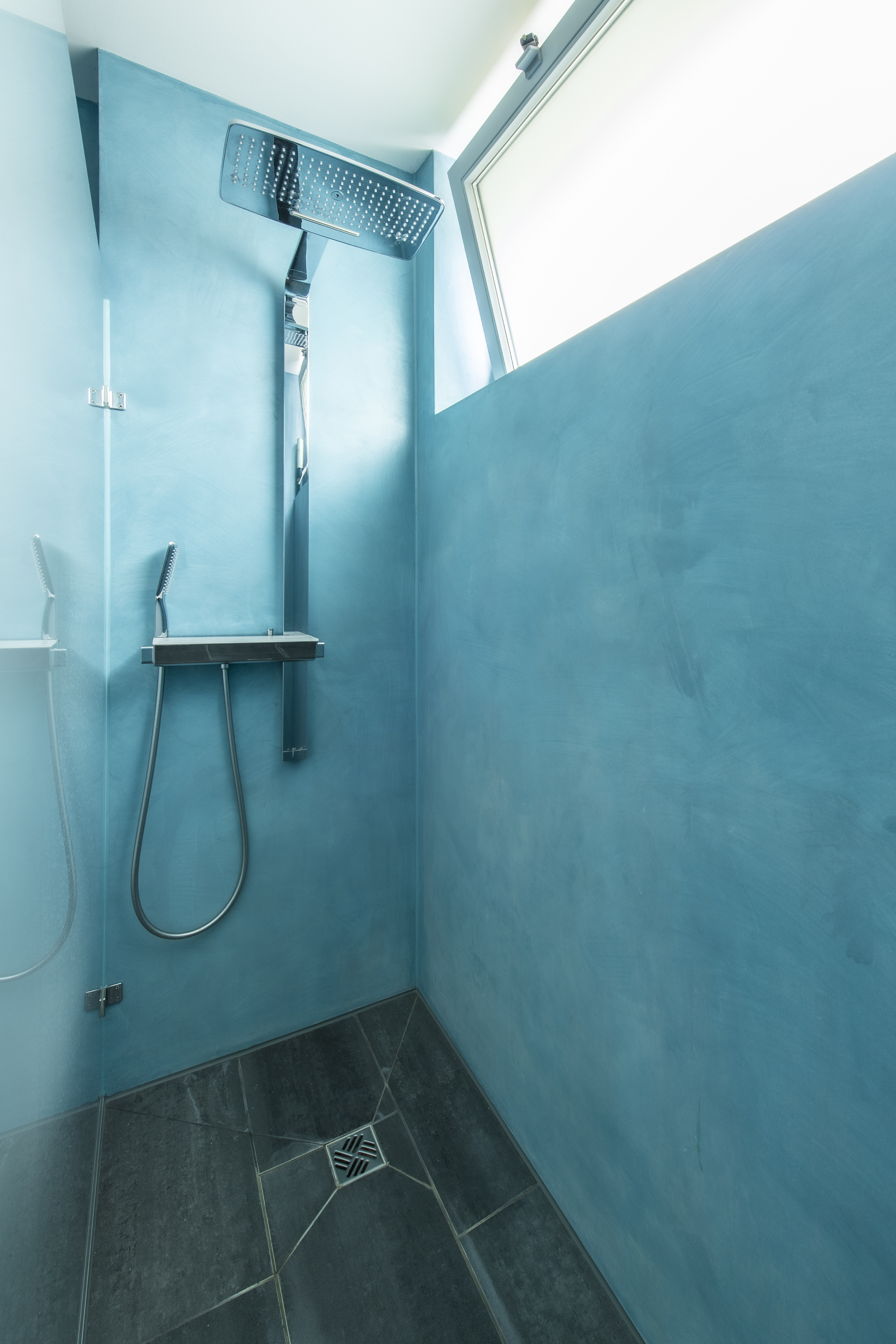 UNIKI Badezimmer mit fugenlosem Wandbelag in Uster
