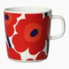 Die UNIKKO Tasse von Marimekko ist ein Klassiker. Die Tasse ist aus Keramik, mit der klassischen Mohnblume bedruckt und hat ein Fassungsvermögen von 2.5 dl.