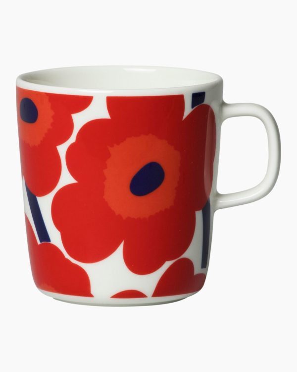 Die UNIKKO Tasse von Marimekko ist ein Klassiker. Die Tasse ist aus Keramik, mit der klassischen Mohnblume bedruckt und hat ein Fassungsvermögen von 2.5 dl.