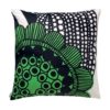 Dieser Kissenüberzug aus Baumwolle von Marimekko mit dem SIIRTOLAPUUTARHA-Muster in den Farben grün-schwarz-weiss, hat die Grösse von 50 x 50 cm.