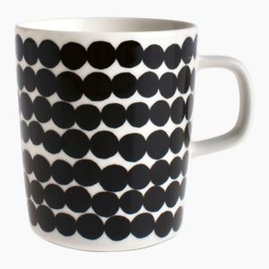 Diese schwarze RÄSYMATTO Tasse von Marimekko ist aus Keramik und hat eine Grösse von 2.5 dl. Ein tolles Accessoire für Ihr Zuhause.