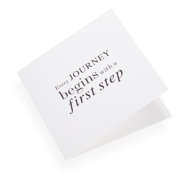 Eine Faltkarte aus 100% Baumwollpapier und der Grösse 14.5 x 14.5 cm von Bookbinders Design, mit dem Spruch «Every Journey...» aufgedruckt.