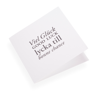 Eine Faltkarte aus 100% Baumwollpapier und der Grösse 14.5 x 14.5 cm von Bookbinders Design, mit dem Spruch «Viel Glück...» aufgedruckt.