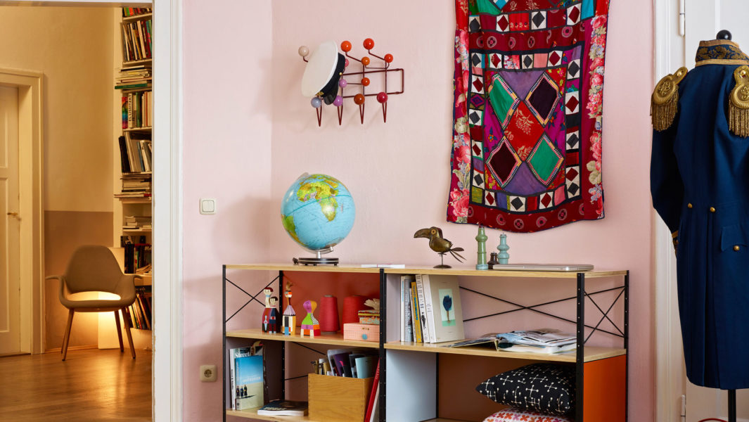 Die in verschiedenen Farbzusammenstellungen erhältliche Garderobe «Hang it all» von Vitra soll Kinder dazu ermuntern «all ihre Sachen» daran aufzuhängen.