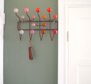 Die in verschiedenen Farbzusammenstellungen erhältliche Garderobe «Hang it all» von Vitra soll Kinder dazu ermuntern «all ihre Sachen» daran aufzuhängen.