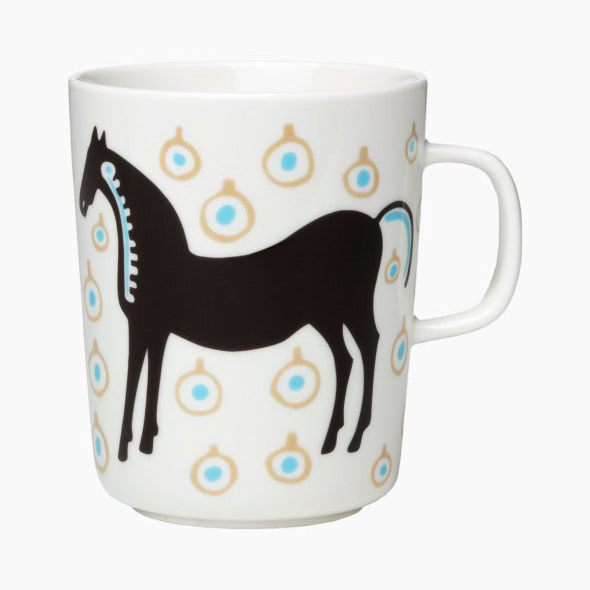 MUSTA TAMMA ist eine originelle Tasse aus Keramik von Marimekko mit einem Inhalt von 2.5 dl. Ein tolles Accessoire für Ihr Zuhause.