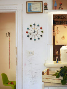 Die «Ball Clock» von Vitra ist eine originelle und zeitlose Uhr, die für jede Einrichtung geeignet ist. Entworfen wurde sie von Georg Nelson.