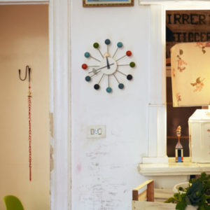 Die «Ball Clock» von Vitra ist eine originelle und zeitlose Uhr, die für jede Einrichtung geeignet ist. Entworfen wurde sie von Georg Nelson.