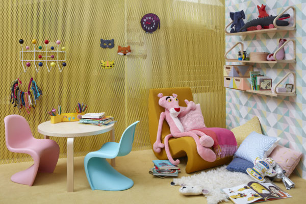 Die in verschiedenen Farbzusammenstellungen erhältliche Garderobe «Hang it all» von Vitra soll Kinder dazu ermuntern «all ihre Sachen» daran aufzuhängen.