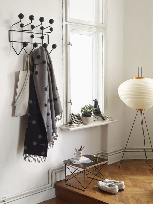 Die in verschiedenen Farbzusammenstellungen erhältliche Garderobe «Hang it all» von Vitra soll Kinder dazu ermuntern «all ihre Sachen» daran aufzuhängen.