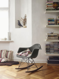 Dieser Eames-Schaukelstuhl ist ein Klassiker von Vitra. Er ist in verschiedenen Ausführungen erhältlich und setzt in jedem Wohnraum einen tollen Akzent.