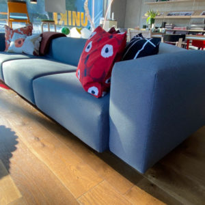 Das Soft Modular Sofa in eisblau / moorbraun von Vitra, der Sofatraum für Ihr Zuhause %%sep%% UNIKI, das Label für nordisches Design in Uster