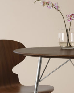 Die elliptische Tischplatte ist in Furnier Natur / Wallnuss verarbeitet. Das Untergestell in Chrom verleiht dem Tisch seinen eleganten Charakter.