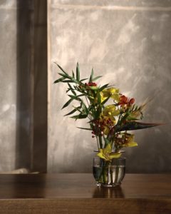 Die Vase hebt jede jeder einzelnen Blume hervor, vom Stiel bis zur Blütenkrone und ist in rostfreien Stahl oder in Messing erhältlich.