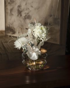 Die Vase hebt jede jeder einzelnen Blume hervor, vom Stiel bis zur Blütenkrone und ist in rostfreien Stahl oder in Messing erhältlich.