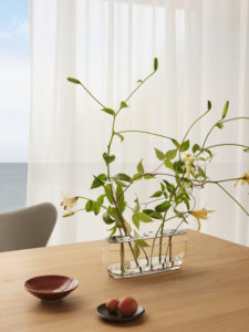 Die Vase hebt jede jeder einzelnen Blume hervor, vom Stiel bis zur Blütenkrone und ist in rostfreien Stahl oder in Messing erhältlich.
