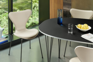 Entdecken Sie den Superellipse Tisch Fritz Hansen bei UNIKI in Uster. Zeitloses Design trifft auf Funktionalität – ideal für Wohn- und Arbeitsräume.