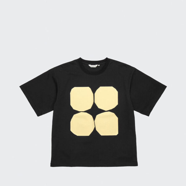 Die Karhunputki T-Shirts sind aus Baumwolle, haben das Pienet Kivet-Muster aufgedruckt und sind in verschiedenen Grössen erhältlich.