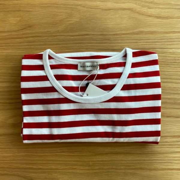 Das T-Shirt Pitkähiha in Baumwolle und rot weiss gestreift