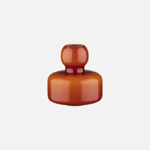 Die kleine Blumenvase FLOWER von Marimekko wurde von Carina Seth Andersson entworfen und aus mundgeblasenem Glas hergestellt.