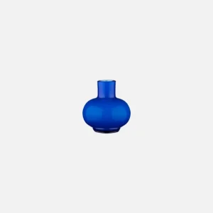 Die Mini Vase von Marimekko wurde von Carina Seth Andersson entworfen und aus mundgeblasenem Glas hergestellt. Es gibt sie in blau oder rot.