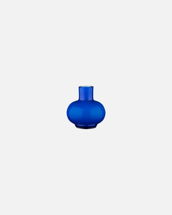 Die Mini Vase von Marimekko wurde von Carina Seth Andersson entworfen und aus mundgeblasenem Glas hergestellt. Es gibt sie in blau oder rot.