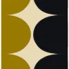Diese Meterware von Marimekko hat eine Rapportlänge von 62 cm und zeigt das HÄRKA Muster. 25% der Baumwolle ist recycelt und 25% sind Bio-Baumwolle.