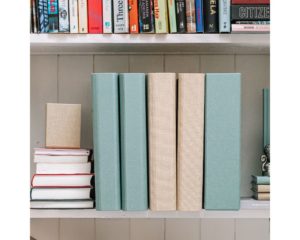 In hochwertigen Buchbinderleinen gekleidet, bringen diese verschieden farbigen A4-Ordner von Bookbinders Design Ästhetik und Farbe ins Regal.