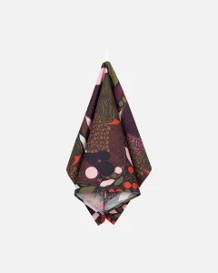 Dieses Geschirrtuch in den Farben dunkelblau, rot und braun ist aus 100% Baumwolle im Pieni Rusakko-Muster, das in Helsinki gedruckt wird.