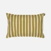Der gestreifte Kissenbezug Kalasääski von Marimekko in den Farben baumwolle und olive