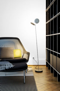 UNIKI – Baltensweiler OyO S Stehleuchte, dimmbare LED-Designlampe mit zwei Spots aus der Schweiz