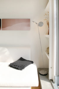 UNIKI – Baltensweiler OyO S Stehleuchte, dimmbare LED-Designlampe mit zwei Spots aus der Schweiz