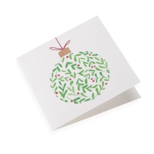 Eine Weihnachtskarte aus 100% Baumwollpapier von Bookbinders Design, bestehend aus einer Weihnachtskugel aus Misteln, die auf den Umschlag gedruckt ist.
