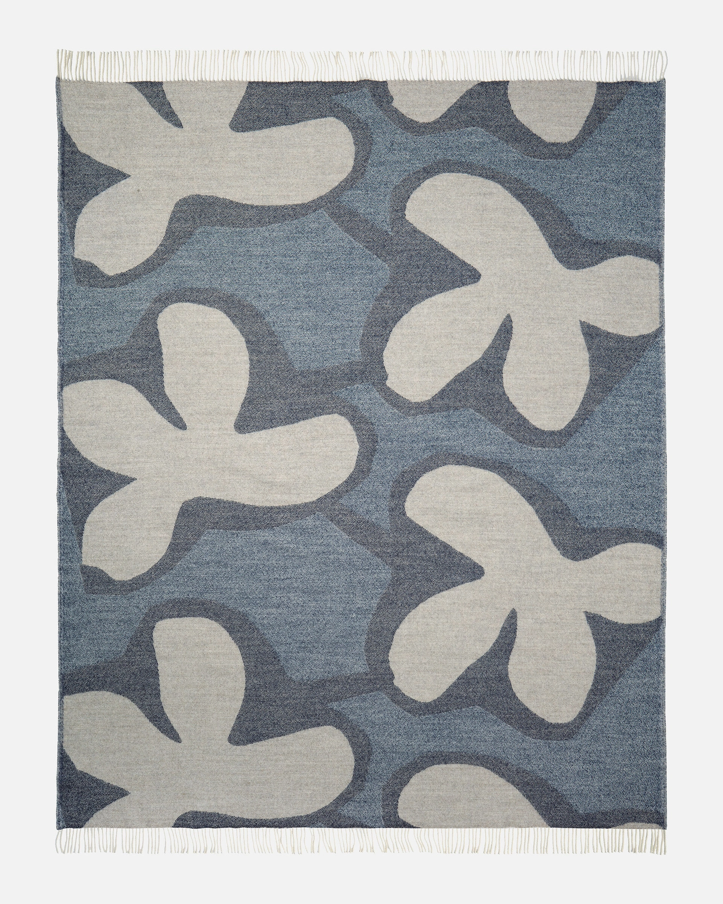 Diese gewebte Jacquard-Decke besteht aus Merinowolle und ist mit dem Kevätkiuru-Muster versehen. Die warme Decke hat Fransen an den Enden.