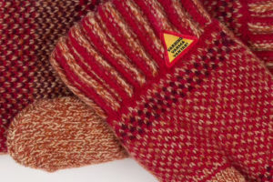 Diese Wollhandschuhe «Fager Ingvor» aus Merinowolle sind in der Grösse S (6) erhältlich und eignen sich perfekt für die kalten Wintertage.