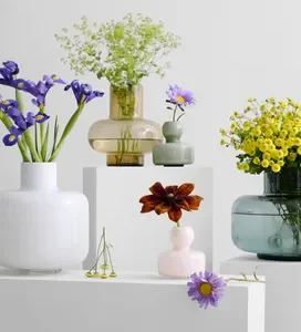 Die kleine Blumenvase FLOWER von Marimekko wurde von Carina Seth Andersson entworfen und aus mundgeblasenem Glas hergestellt.
