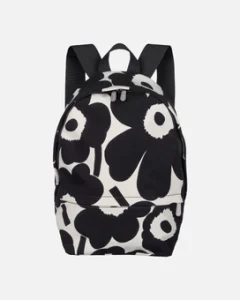 Der Rucksack hat verstellbare Schultergurte, einen Reissverschluss und zwei Innentaschen. Auf der Aussenseite befinden sich zwei Reissverschlusstaschen.