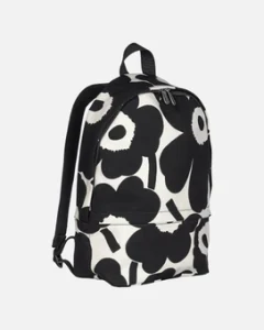 Der Rucksack hat verstellbare Schultergurte, einen Reissverschluss und zwei Innentaschen. Auf der Aussenseite befinden sich zwei Reissverschlusstaschen.