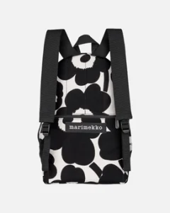 Der Rucksack hat verstellbare Schultergurte, einen Reissverschluss und zwei Innentaschen. Auf der Aussenseite befinden sich zwei Reissverschlusstaschen.