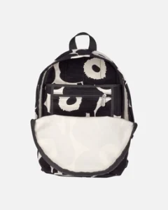 Der Rucksack hat verstellbare Schultergurte, einen Reissverschluss und zwei Innentaschen. Auf der Aussenseite befinden sich zwei Reissverschlusstaschen.