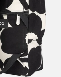 Der Rucksack hat verstellbare Schultergurte, einen Reissverschluss und zwei Innentaschen. Auf der Aussenseite befinden sich zwei Reissverschlusstaschen.